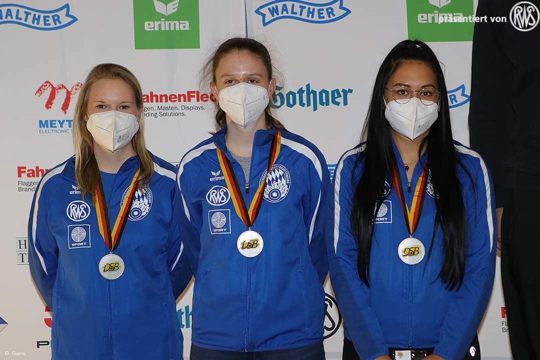 Rebecca Wisbacher (links), Amelie Anton (mitte) und Alisa Zirfaß (rechts) freuten sich über die Silbermedaille im KK-Dreistellungskampf 3 x 40